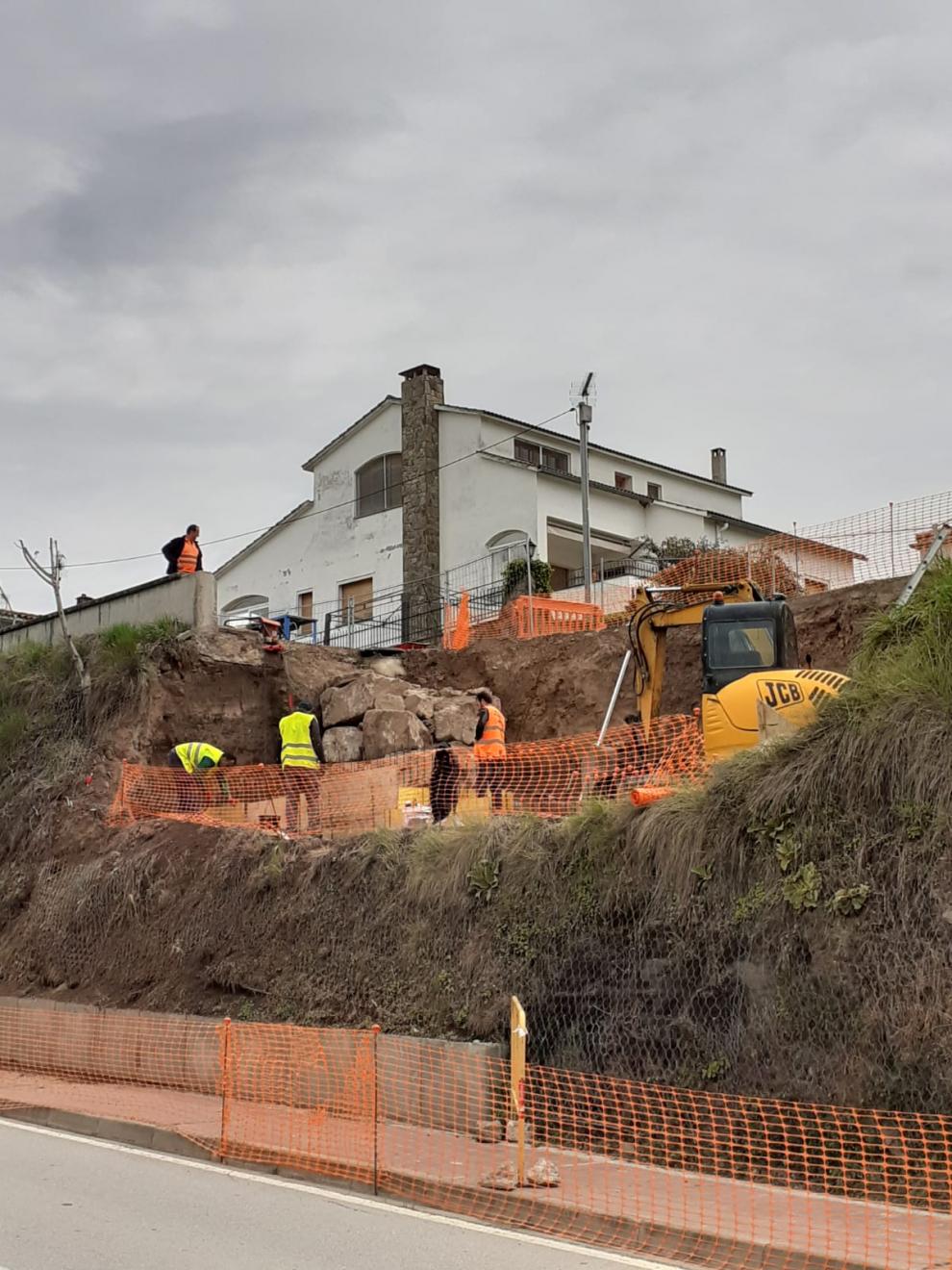 Les obres per estabilitzar el mur del carrer de l'Era d'en Sorina avancen segons el previst